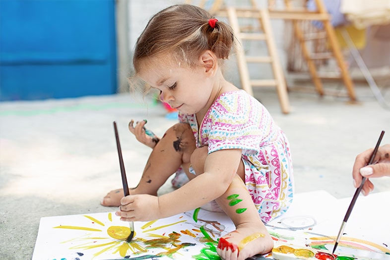 Laissez exprimer la créativité de votre enfant et exposez ensuite son œuvre.